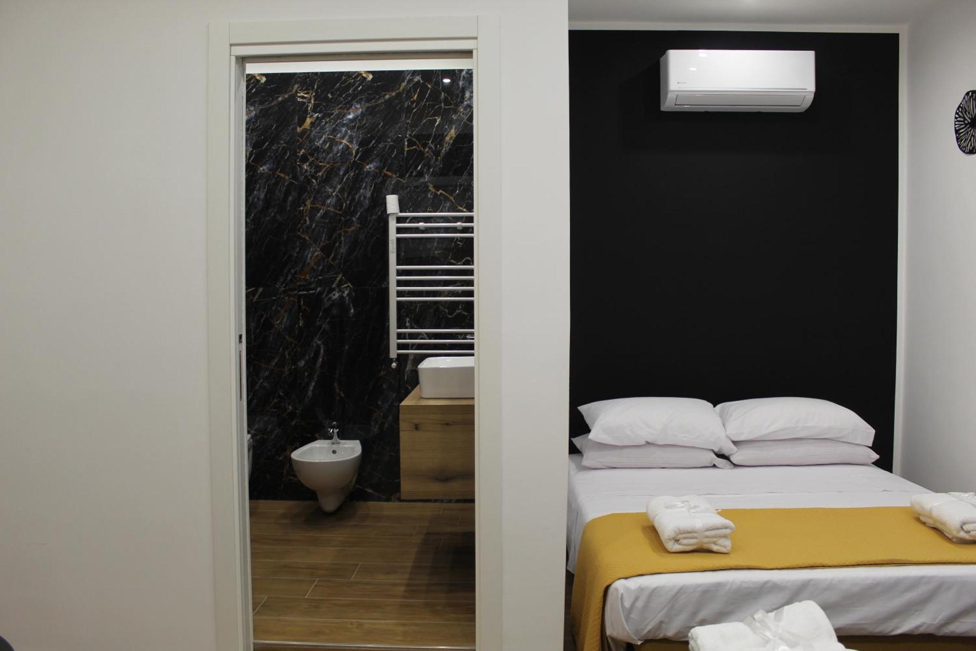 Blackwoody Contemporary Rooms - Napoli Centro Storico Exteriör bild